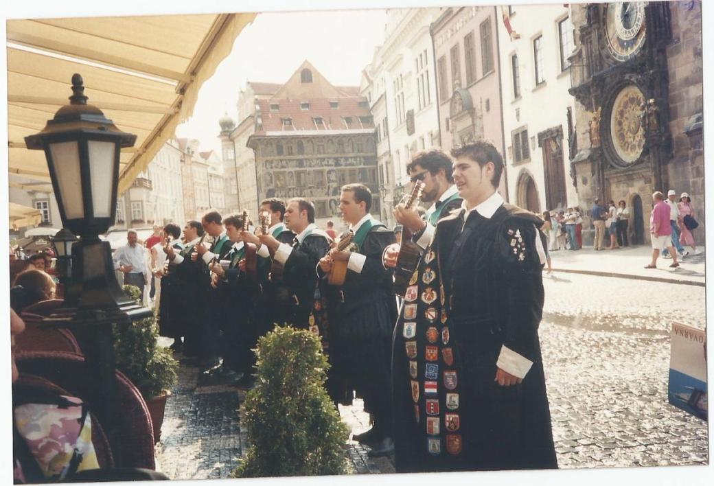 Grupo de rapazes de Madri tocando por uns trocados em Praga