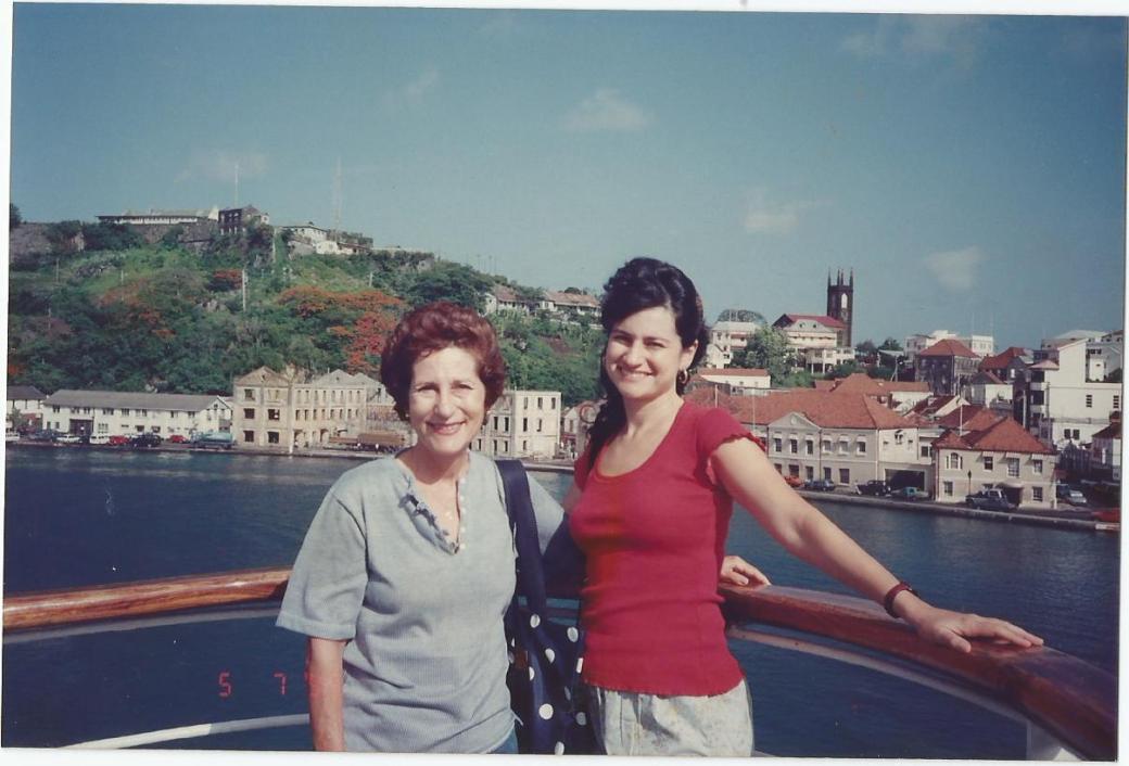 Eu e mãe no navio chegando a Curaçao