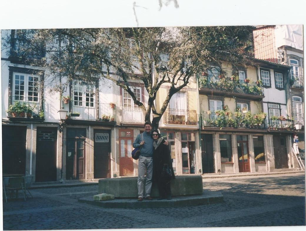Eu e Jeroen em Guimarães mostrando suas casas encantadoras