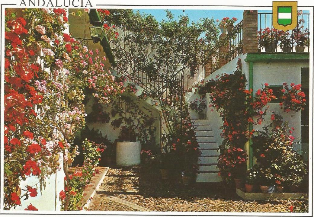 Postal do típico pátio andaluz