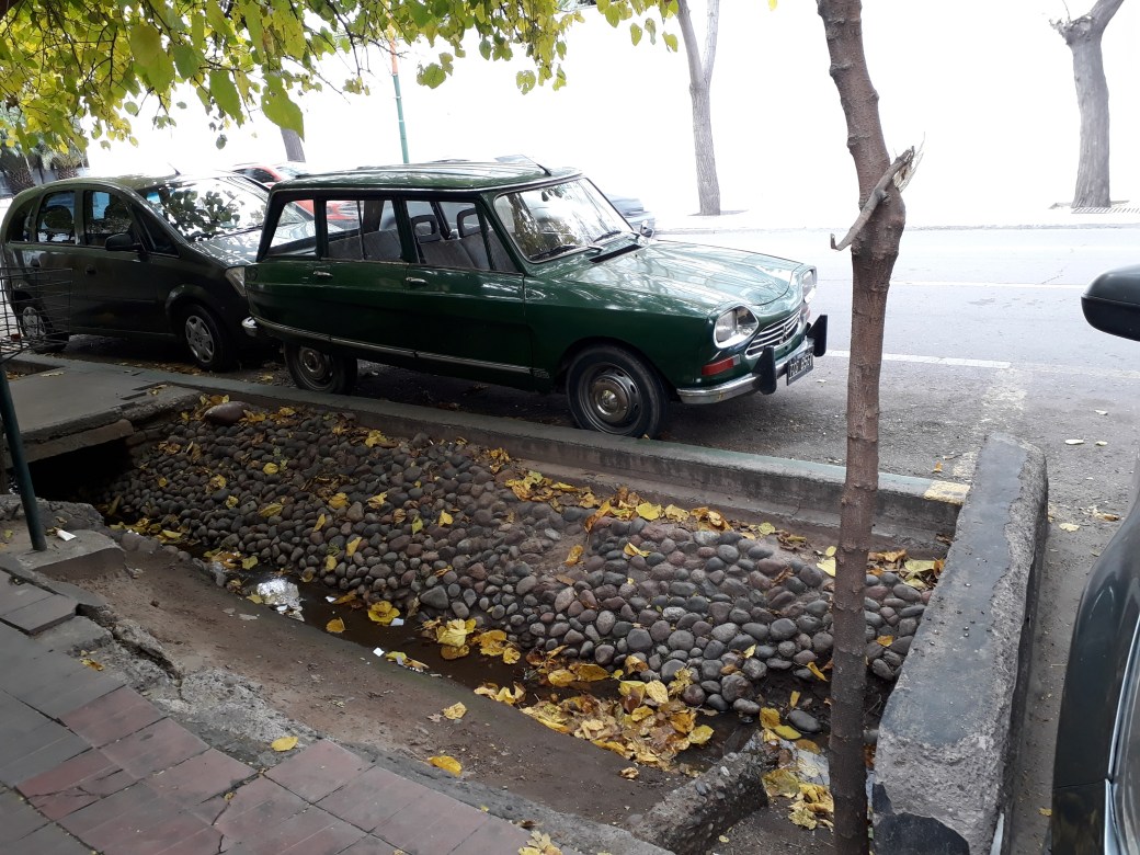 Canaletas na calçada em Mendoza