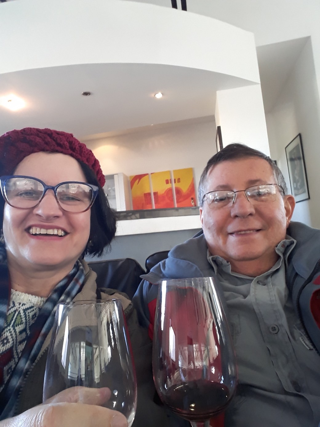 Nós tomando vinho na Bodega Vistandes em Maipú