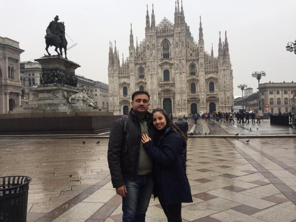 Denise e Vinícius em frente ao Duomo-Milão