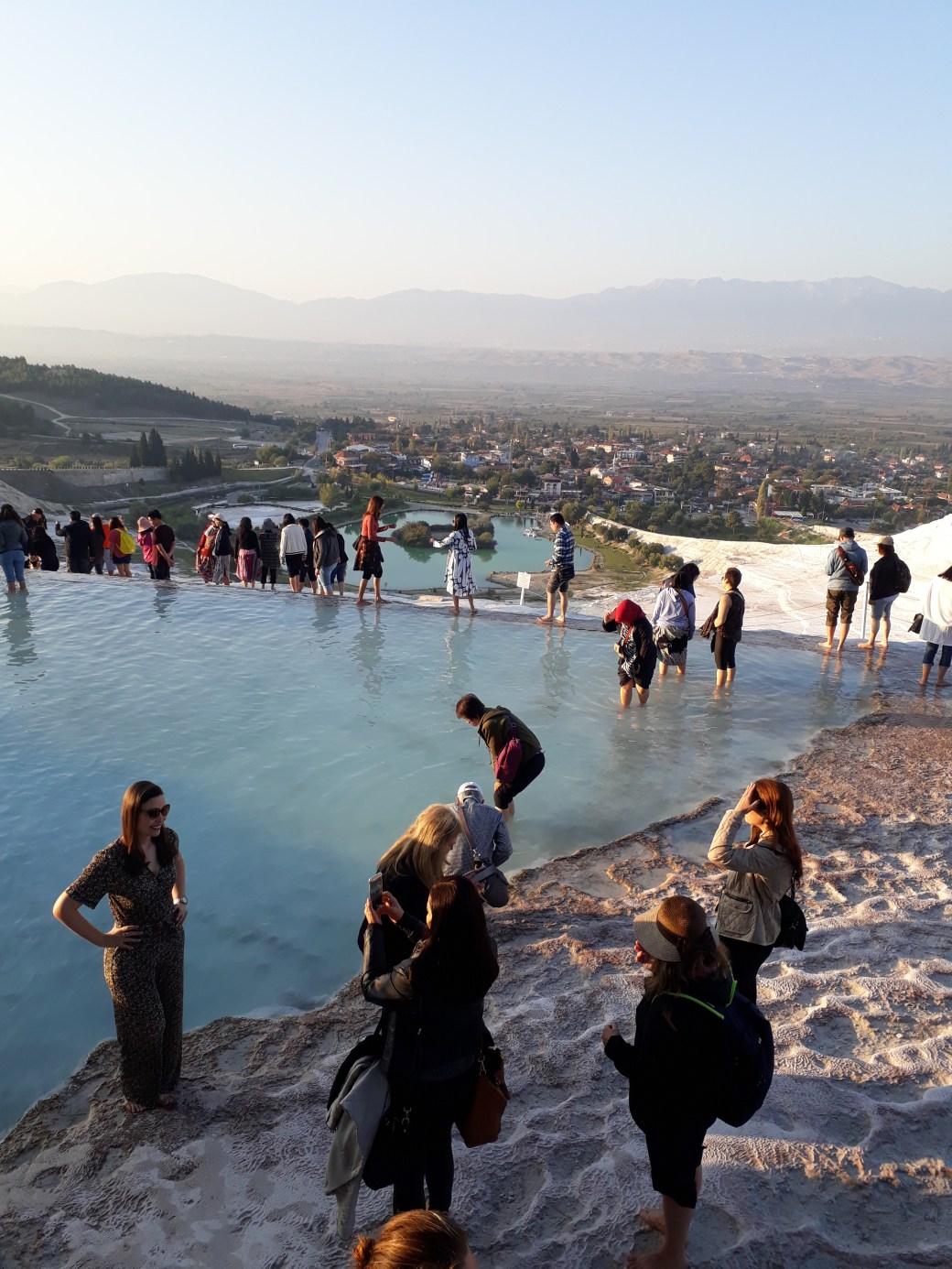 Pessoas molhando os pés em Pamukkale